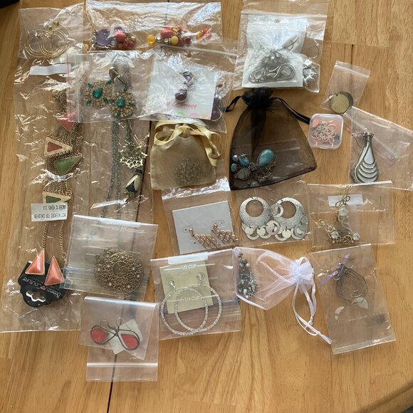 Mystery Vintage Jewelry Bundle About 4 lbs All Wearable 70+ Pieces - Picture 2 of 12